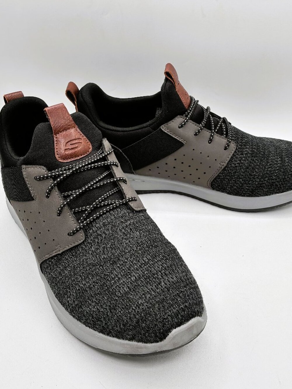 SKECHERS Classic Fit Delson Camben Shoes Sneakers Black/Gray Men's 9.5 D, EUC
